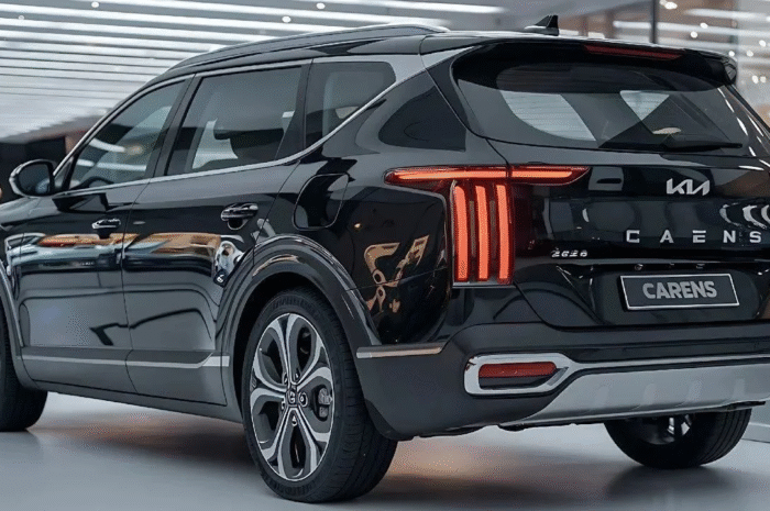 2025 Kia Carens Facelift Review: New Design, Features, Engine Options & Pricing